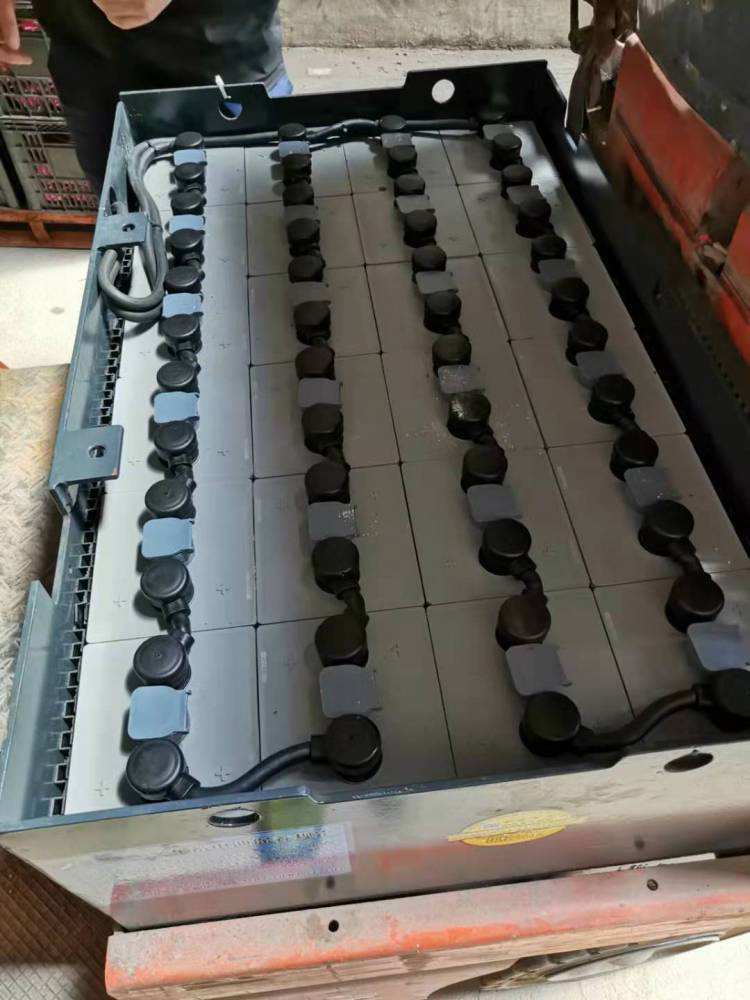 潍坊饲料厂杭叉火炬蓄电池组安装照片